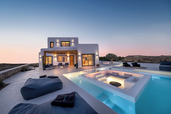 Delia Pool Retreat External Villa | Minibaari, tallelokero huoneessa, yksilöllisesti sisustettu