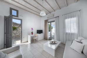 Two Bedroom Suite Partial Sea View Private Pool | Wohnbereich