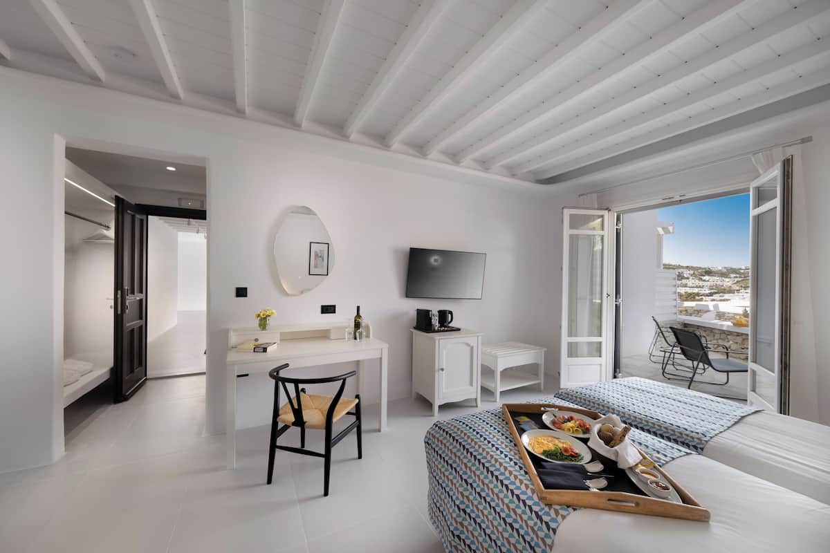 Chambre double ou avec lits jumeaux, vue partielle sur la mer | 4 chambres, minibar, coffre-fort, décor unique