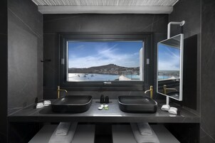 Artículos de tocador de diseñador, secador de pelo, pantuflas, toallas