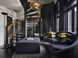 Suite Club, 1 habitación | Zona de estar | Una televisión LED