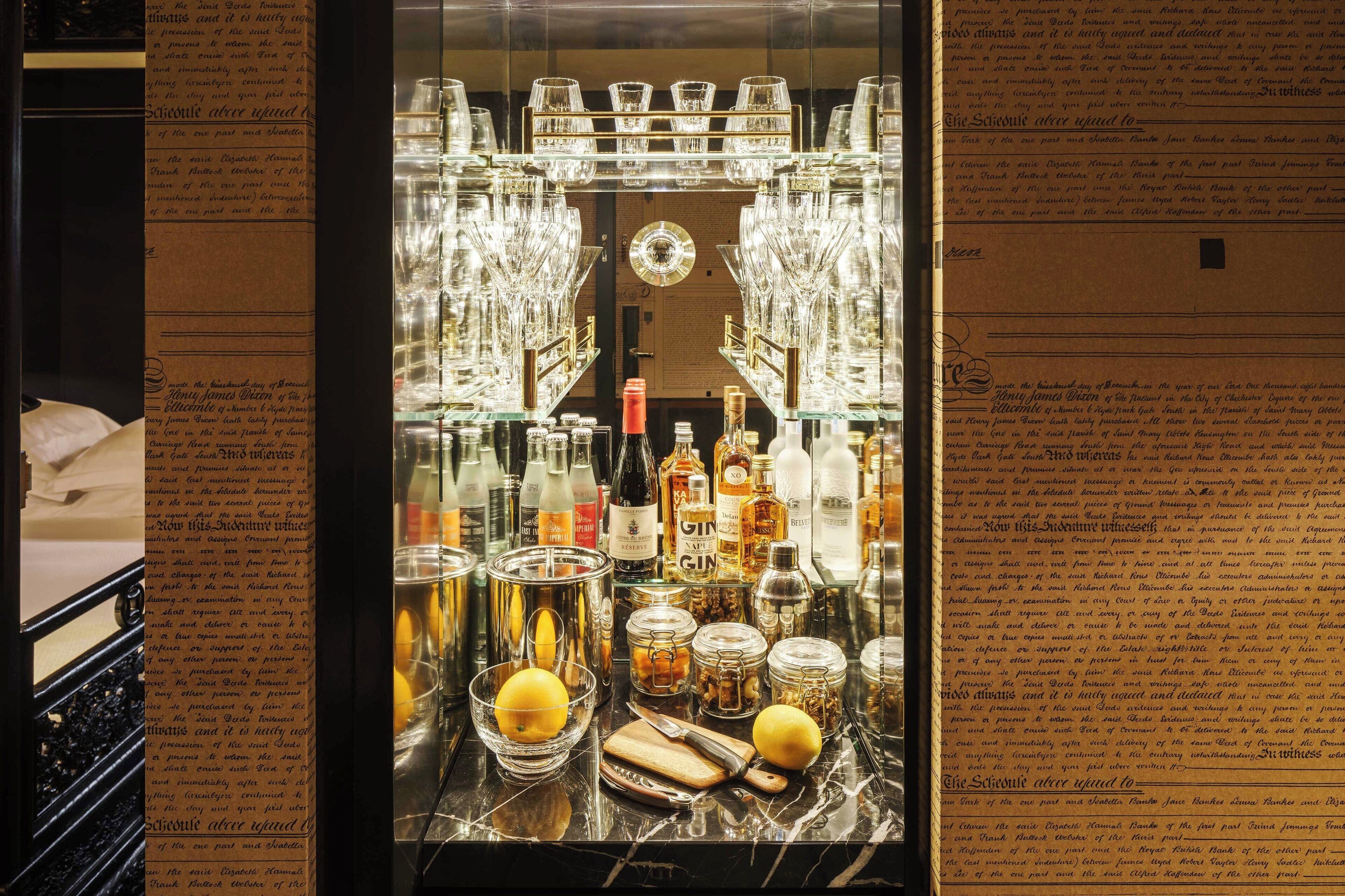 serves breakfast, lunch and dinner