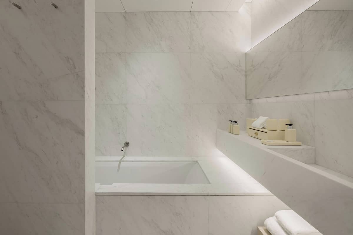 club suite, 1 bedroom | bathroom | designer toiletries, hair dryer, bathrobes, towels