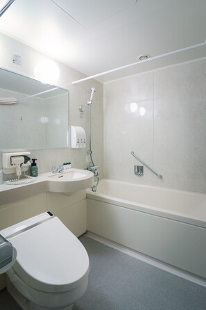 シャワー付き浴槽、深めの浴槽、バスアメニティ (無料)、ヘアドライヤー