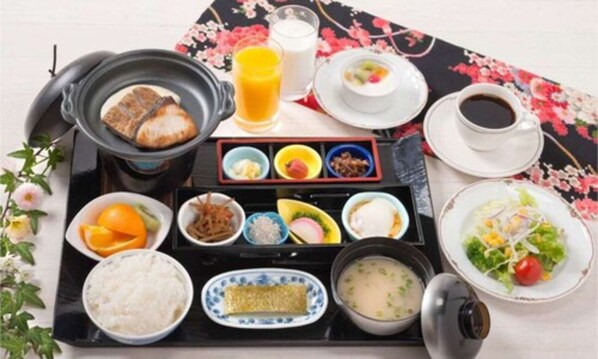 Una comida tradicional japonesa con diversos platos, incluyendo arroz, sopa y una selección de acompañamientos.