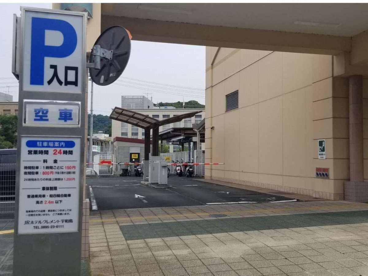 self-parking (surcharge) 700 per day