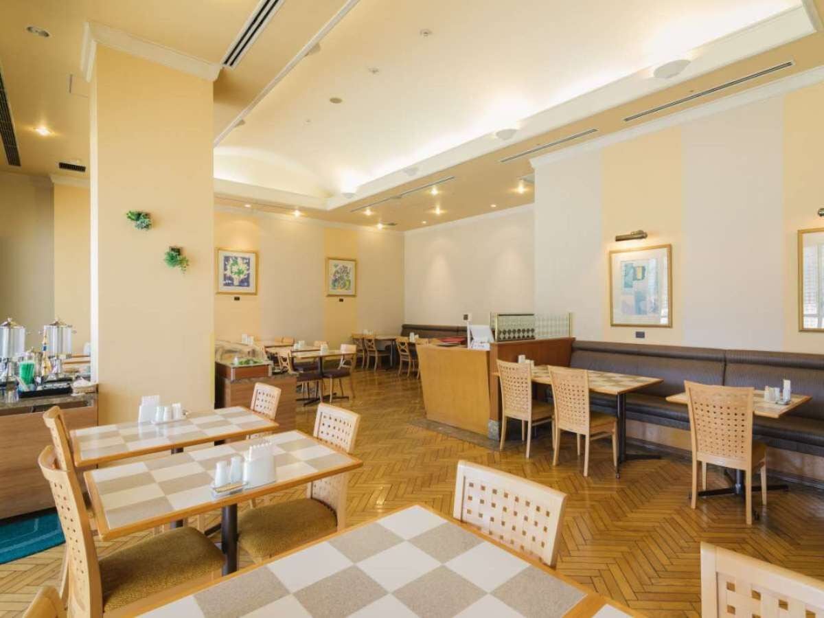 breakfast, lunch and dinner served