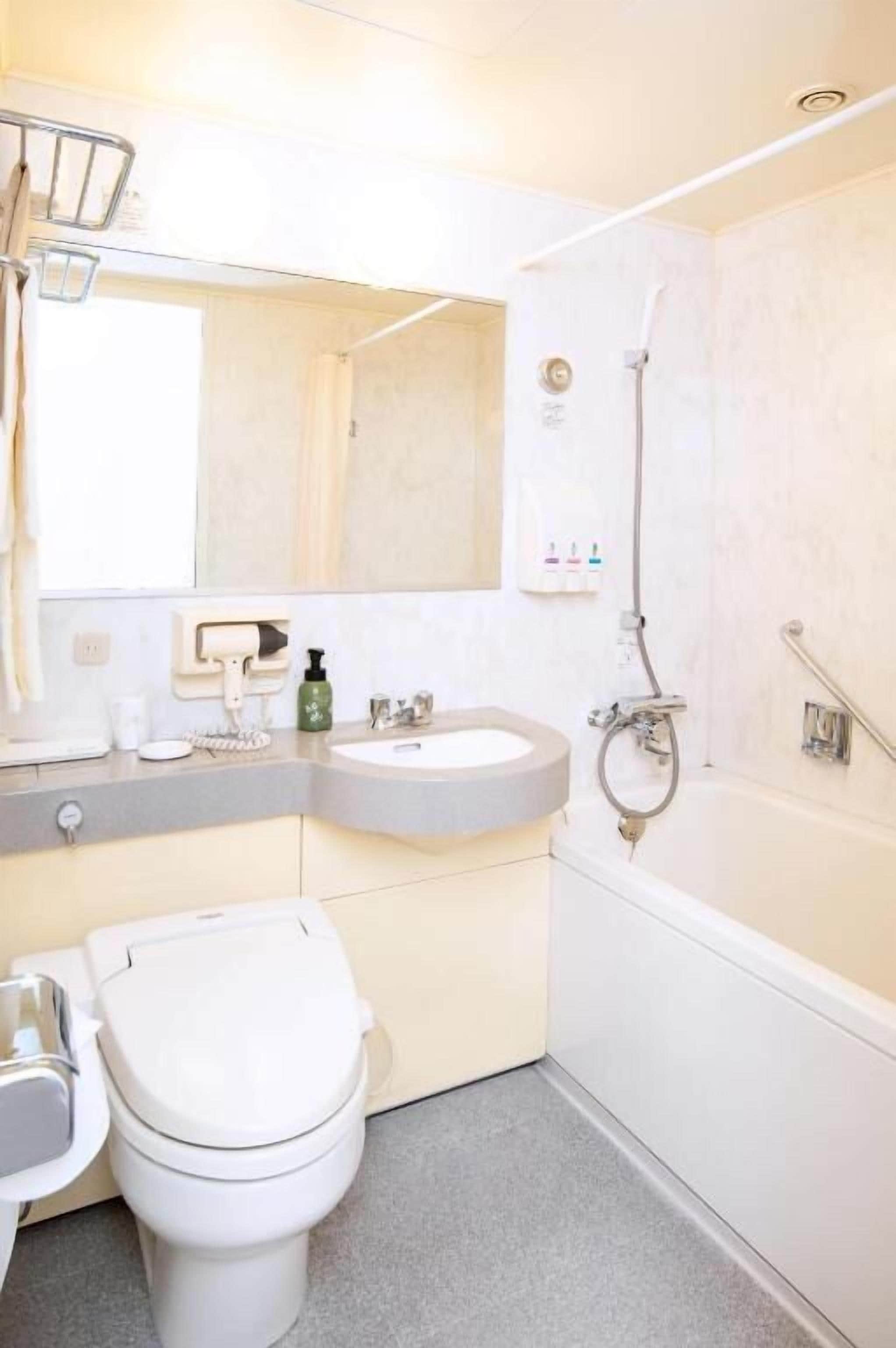 combined shower/bathtub, deep-soaking bathtub, free toiletries