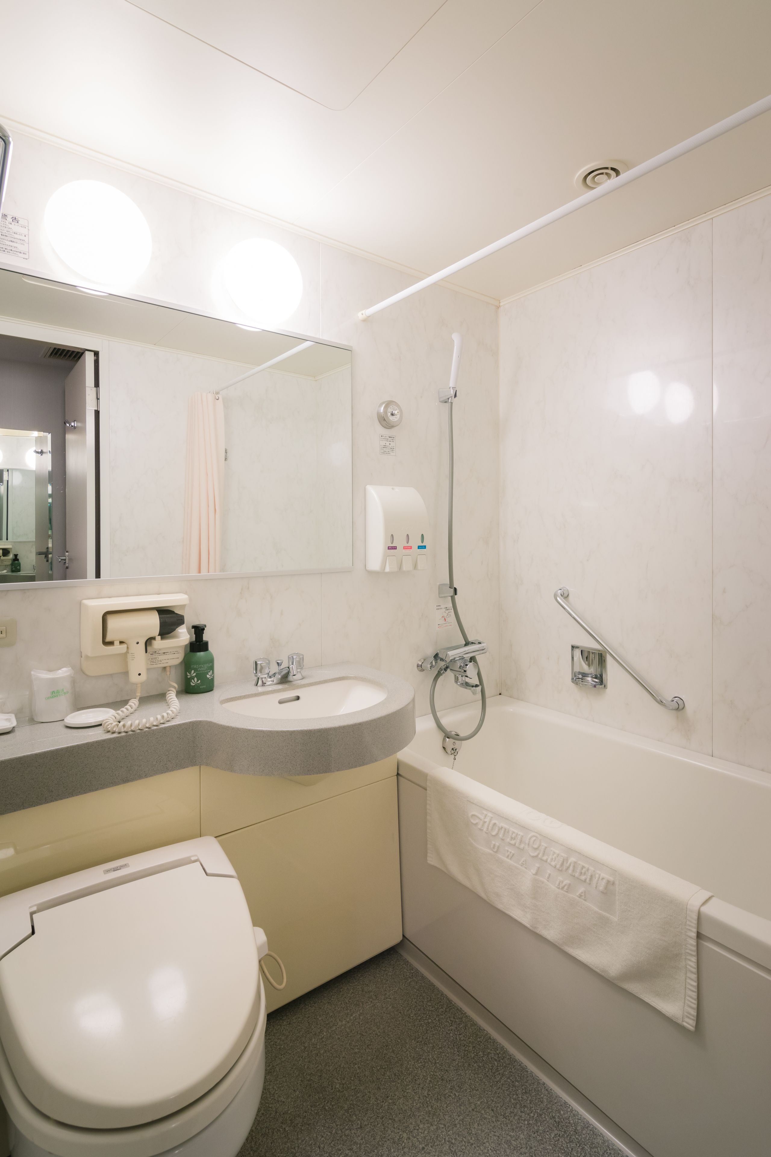 combined shower/bathtub, deep-soaking bathtub, free toiletries