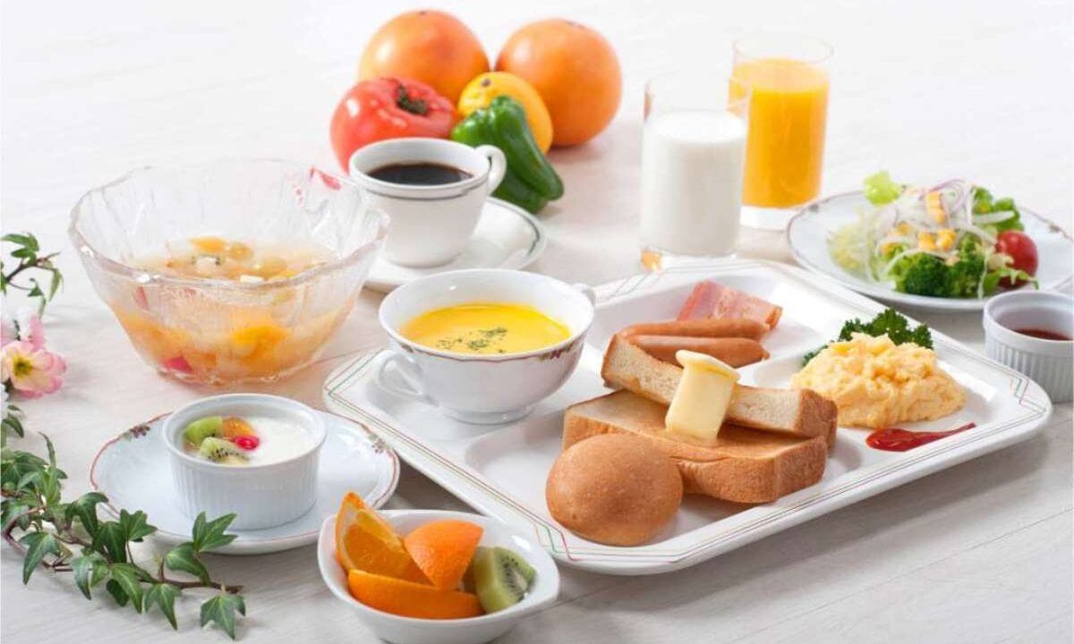 daily cooked-to-order breakfast (jpy 2000 per person)