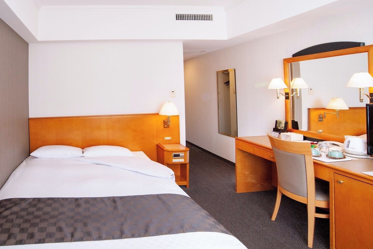 In-room safe, iron/ironing board (on request), WiFi (free), bed sheets