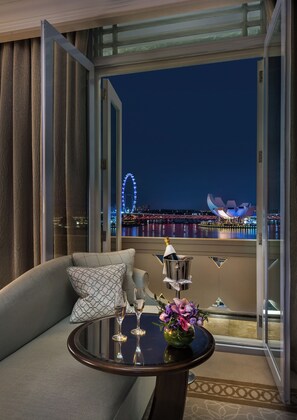 Luxe beddengoed, een minibar, een kluis op de kamer, een bureau