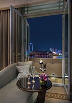 Seprai premium, minibar, brankas, dan meja kerja