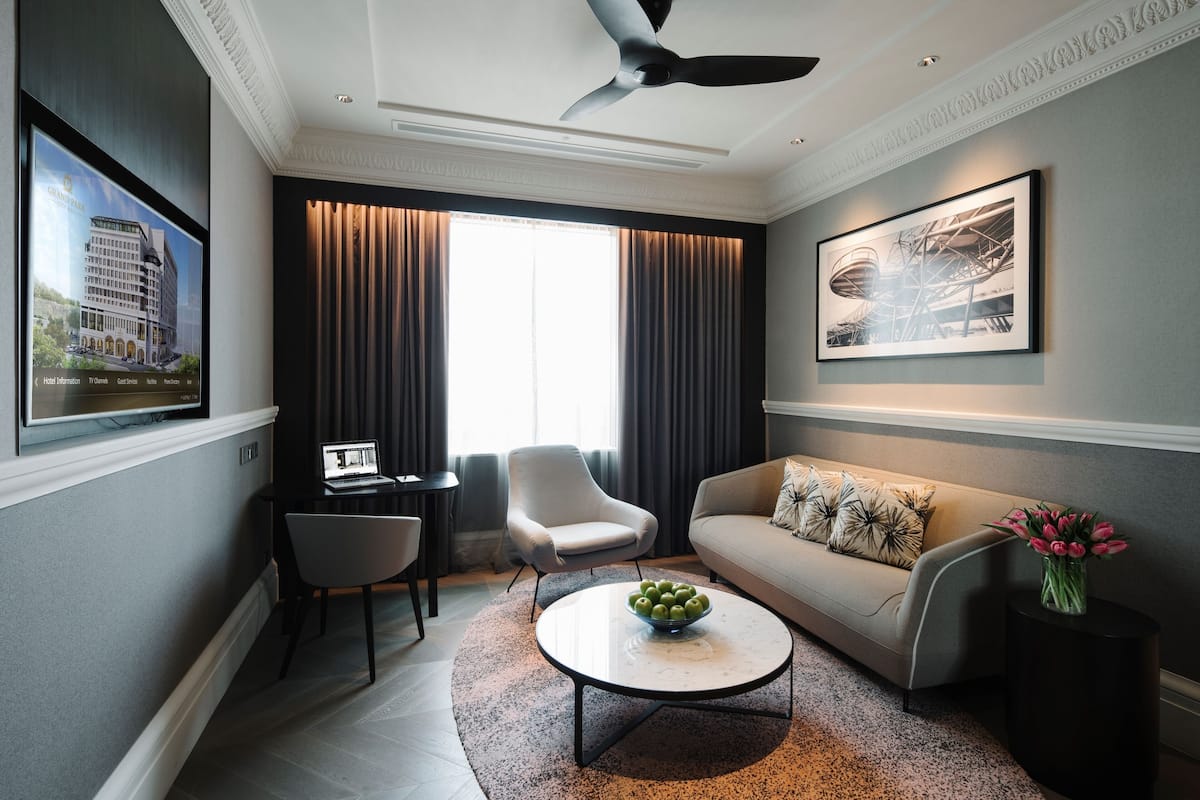 Park Suite 1 King | Area soggiorno | TV a schermo piatto 50 pollici con canali via cavo, TV