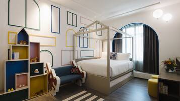 Family Suite 1 King + 1 Bunkbed | セーフティボックス (室内)、デスク、遮光カーテン、防音設備