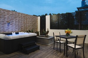 Oasis Junior Suite 1 King | Terrace/patio