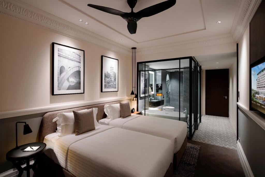 Värdeförvaringsskåp på rummet, skrivbord och mörkläggningsgardiner