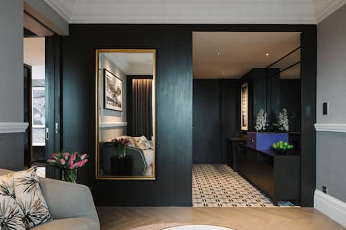 Park Suite 1 King | Oppholdsområde | En 50-tommers Flatskjerm-TV med kabel-kanaler samt TV