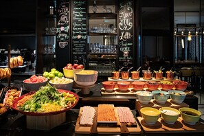 Petit-déjeuner buffet (38 SGD par personne)