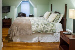 Escritorio, tabla de planchar con plancha, wifi gratis y ropa de cama 