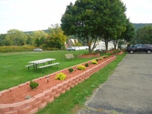 Property grounds - Relax Inn Elmira (Elmira)