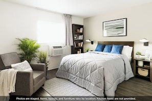Habitación Premium, 1 cama de matrimonio | Escritorio y ropa de cama