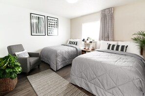 Premium-Zimmer, 2 Doppelbetten | 1 Schlafzimmer, Schreibtisch, kostenloses Internet, Bettwäsche