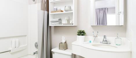 Standaard kamer, 1 queensize bed | Badkamer | Een bad/douchecombinatie, handdoeken, zeep, toiletpapier