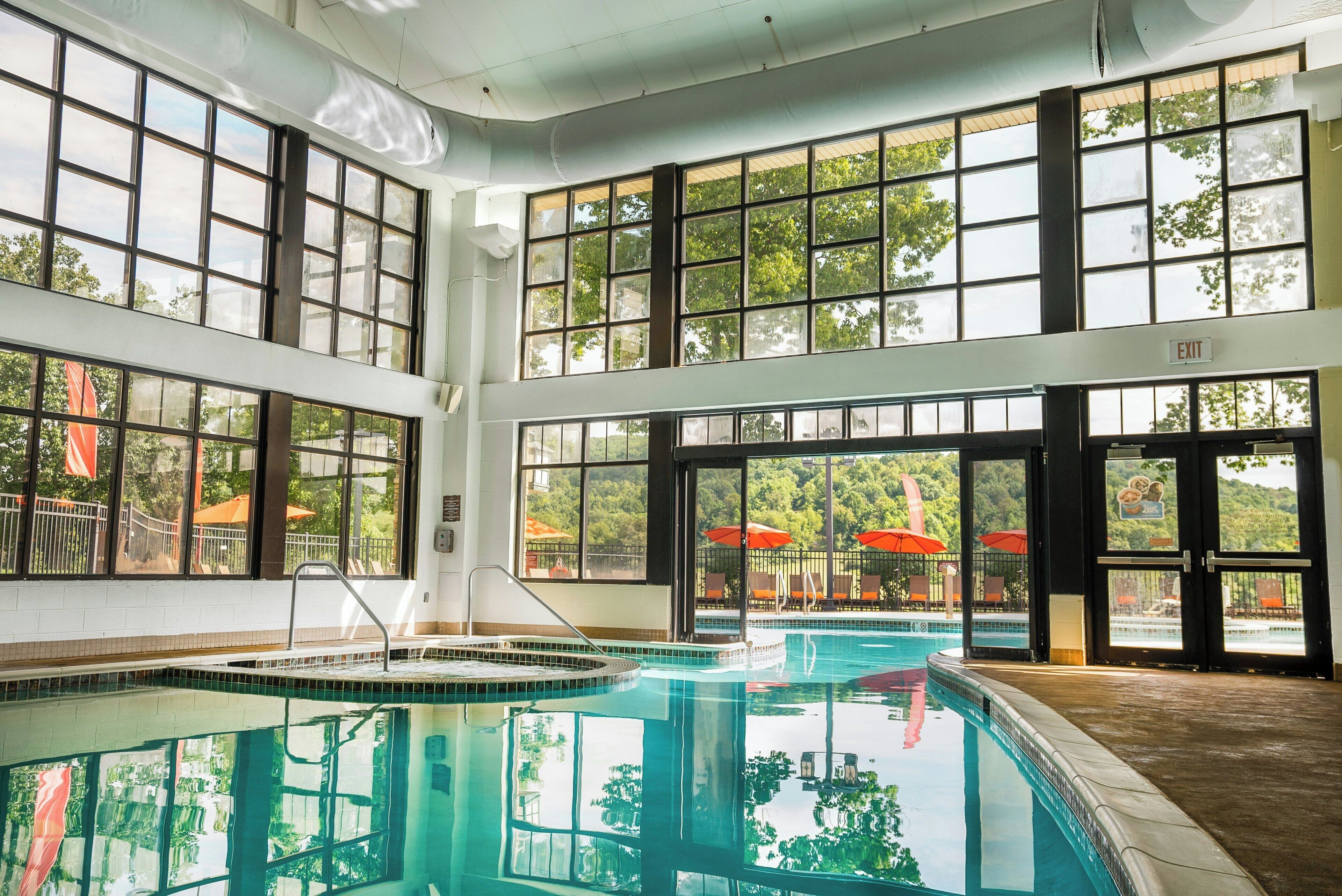 Piscina interna, piscina externa, guarda-sóis, espreguiçadeiras