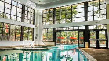 Piscina interna, piscina externa, guarda-sóis, espreguiçadeiras