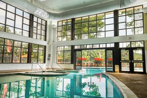 Piscina interna, piscina externa, guarda-sóis, espreguiçadeiras