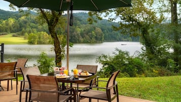 3 restaurants; breakfast, lunch, and dinner served