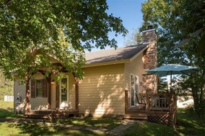 Cottage, 2 chambres, vue lac | Couette en duvet d'oie, coffres-forts dans les chambres, bureau