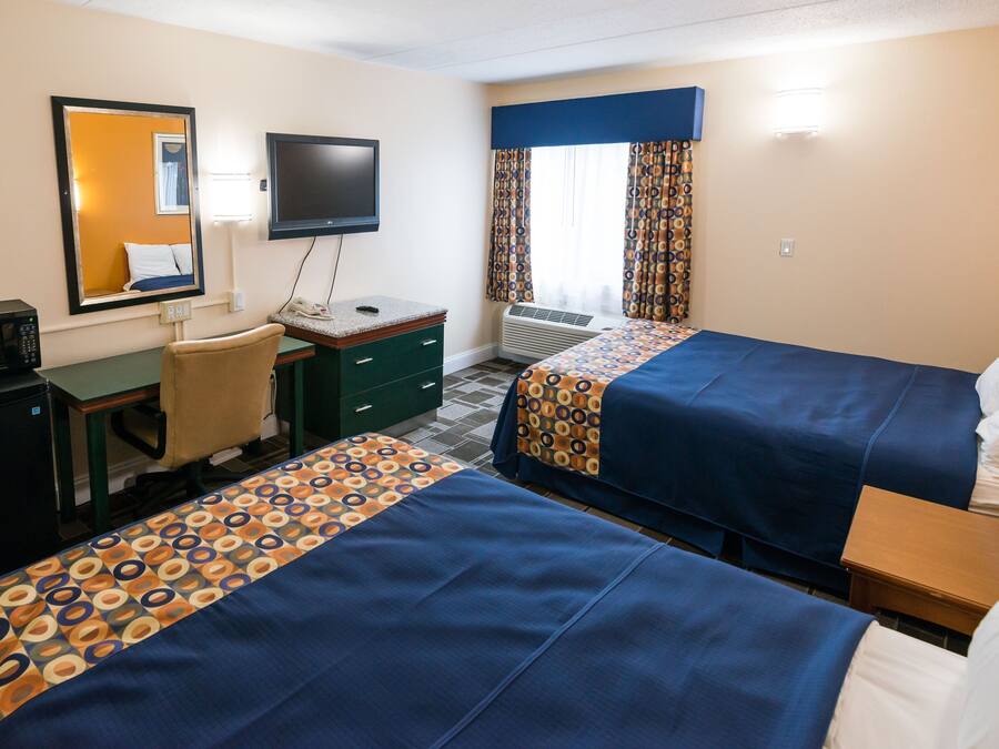 Room, 2 Queen Beds, Non Smoking | Desk, soundproofing, Internet, bed sheets