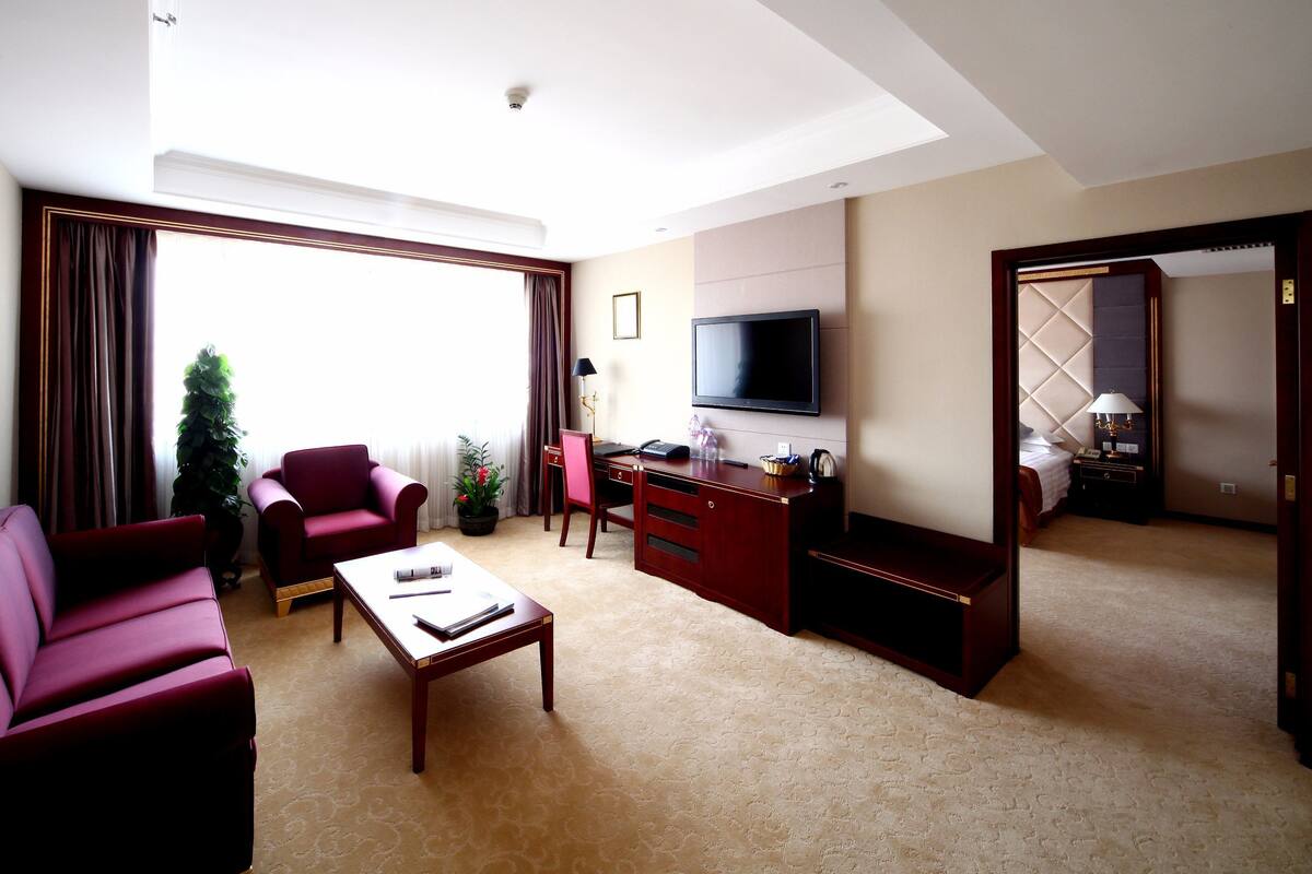 Suite, 1 King Bed | Living area