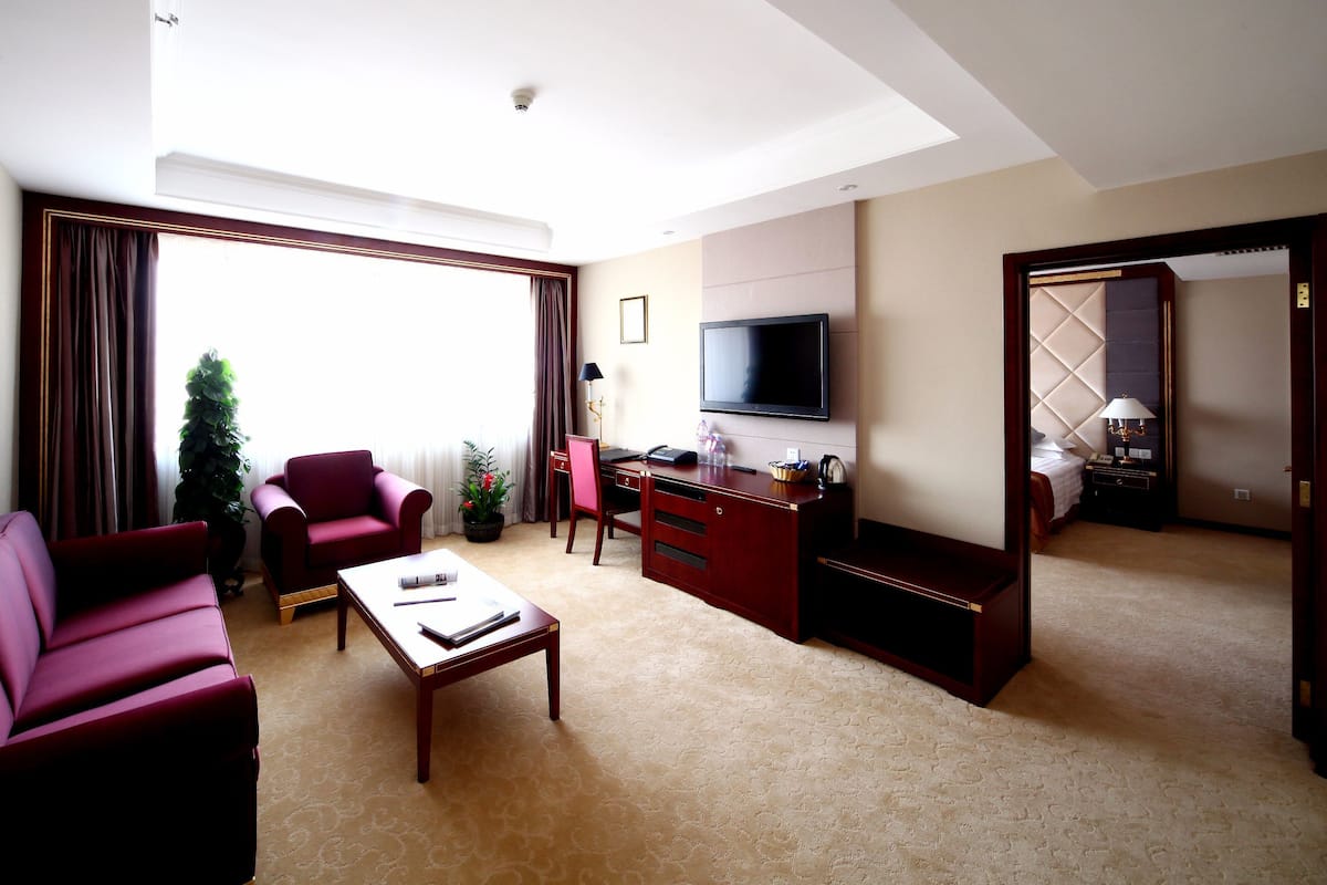 Suite, 1 King Bed | Living area