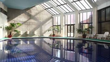Kolam renang indoor dan kolam renang outdoor