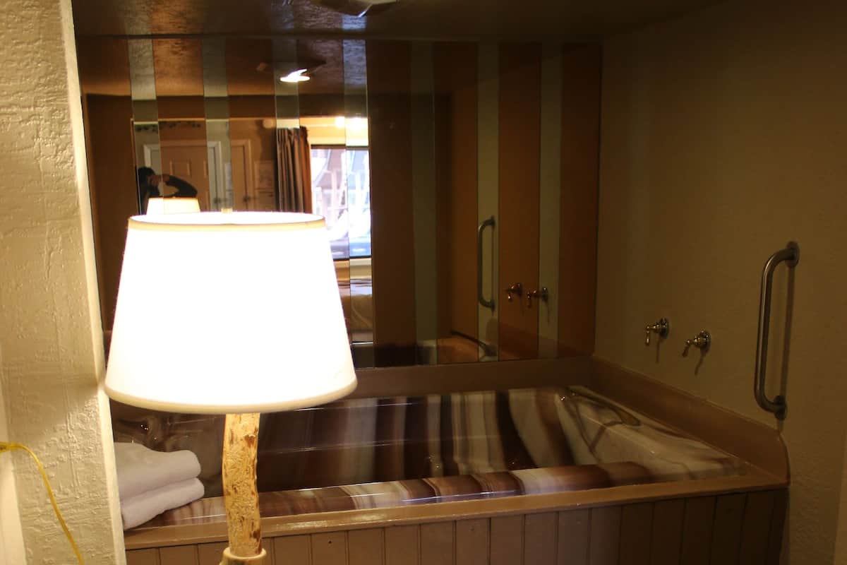 King Bed w/ Spa | バスルーム | バスアメニティ (無料)、ヘアドライヤー、タオル、石鹸