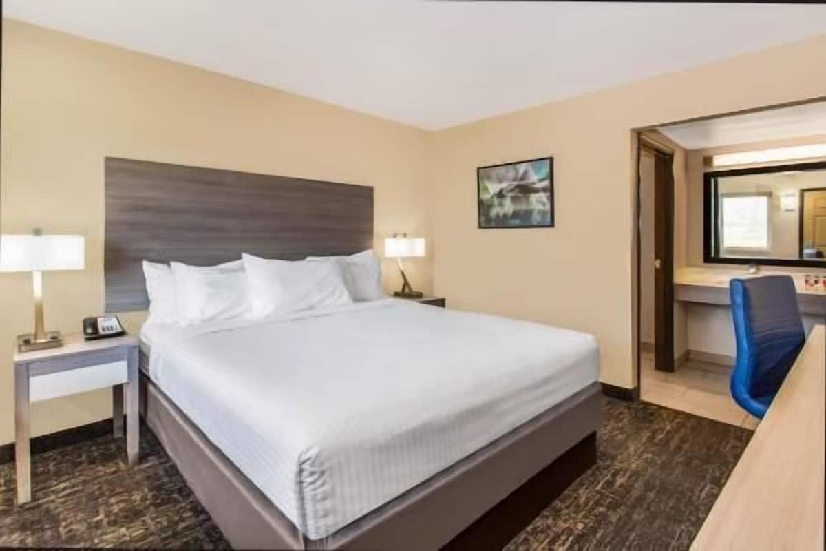 Egyptian cotton sheets, premium bedding, Tempur-Pedic beds, desk