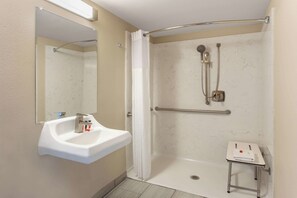 Combined shower/bathtub, free toiletries, hair dryer, towels