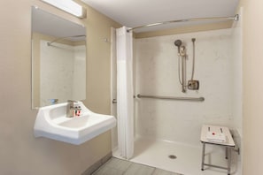 Combined shower/bathtub, free toiletries, hair dryer, towels