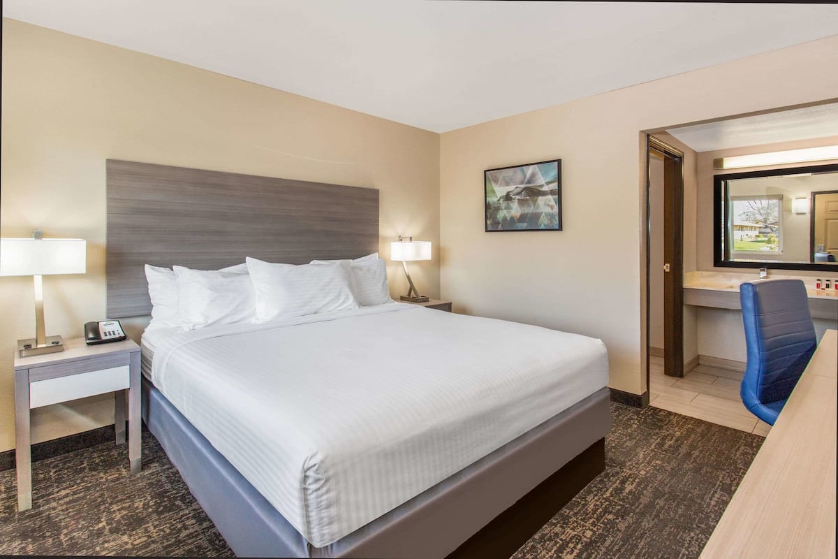 Habitación, 1 cama King size, para no fumadores | Sábanas de algodón egipcio y ropa de cama de alta calidad
