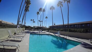 Hồ bơi ngoài trời