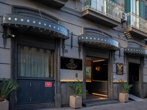 Property entrance - Grand Hotel Europa (Naples)