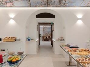 Daily continental breakfast for a fee - Grand Hotel Europa (Naples)