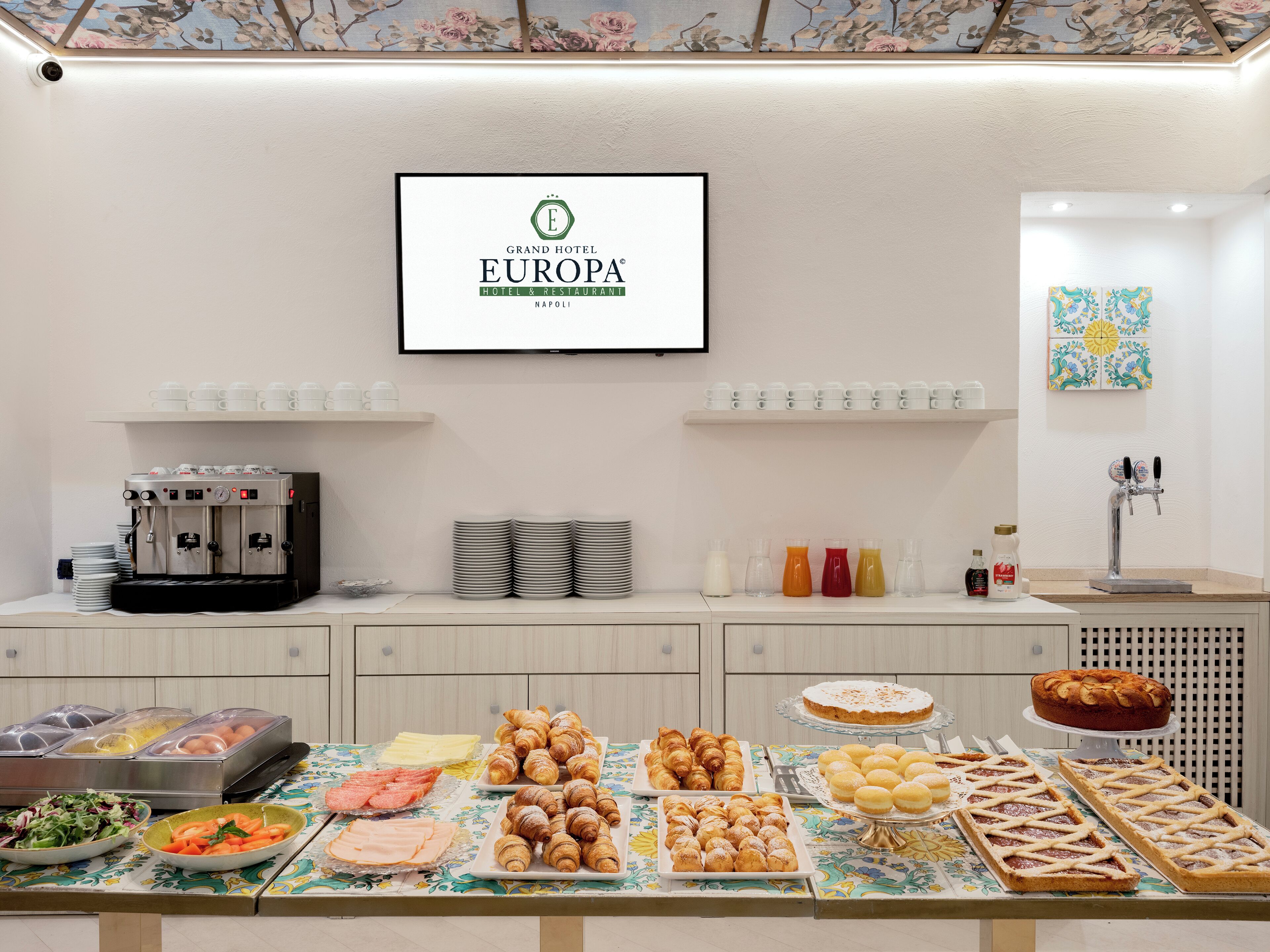 Un buffet con diversi cibi e una macchina per il caffè.