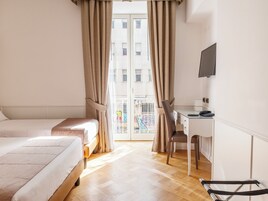 Dreibettzimmer | Hochwertige Bettwaren, Daunenbettdecken, Zimmersafe