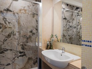 Hair dryer, bidet, towels, soap - Grand Hotel Europa (Naples)