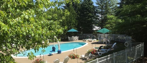 Hồ bơi ngoài trời phục vụ theo mùa