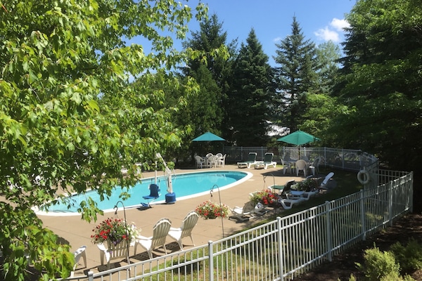 Una piscina al aire libre de temporada